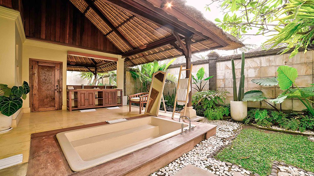 Villa Tanju - Tranquil Master bedroom outdoor bathroom layout